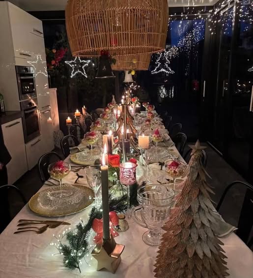 Lange feesttafel bij avond, kaarslicht en gouden borden
