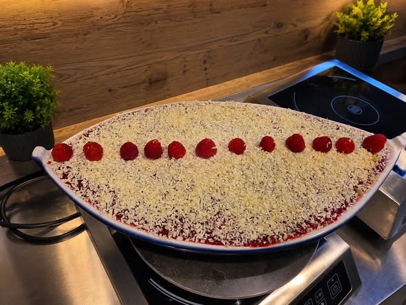 Dezelfde tiramisu van bovenaf op het kookeiland
