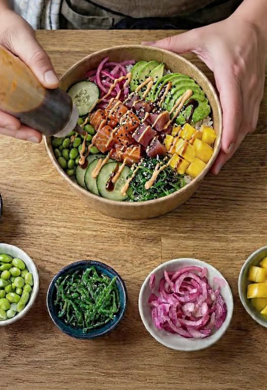 Poké bowl met zalm, tonijn, mango en avocado